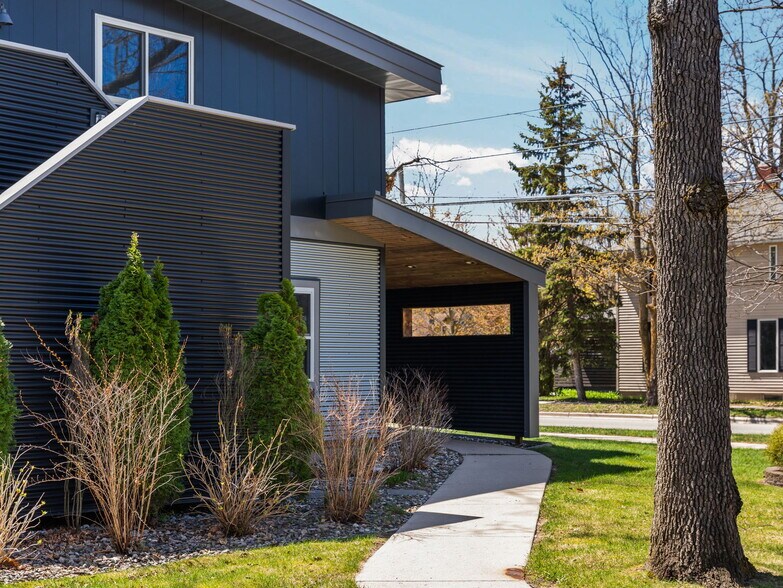 1323 Cass St, Traverse City, MI à vendre - Photo du bâtiment - Image 1 de 84