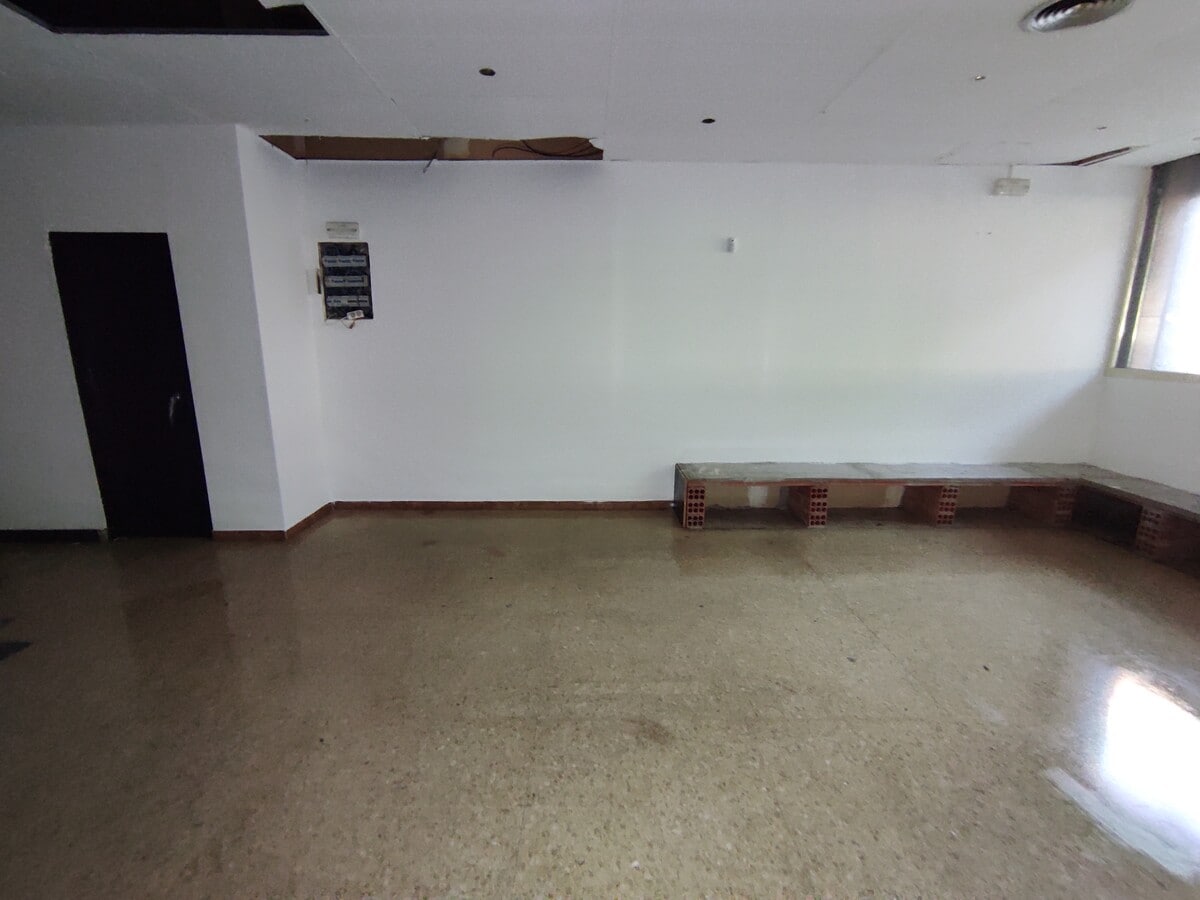 L'Hospitalet de Llobregat, BAR 08901 - Unit 01 - - Interior Photo - Image 2 of 9