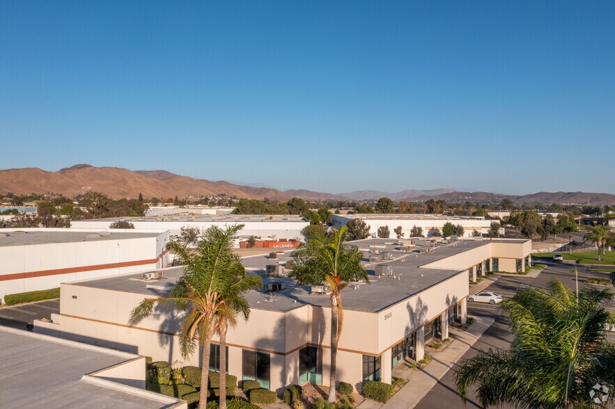 10405 San Sevaine Way, Jurupa Valley, CA à louer - Photo du bâtiment - Image 2 de 8