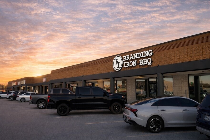 2007-2061 N Commercial St, Harrisonville, MO for lease - Primary Photo - Image 1 of 5