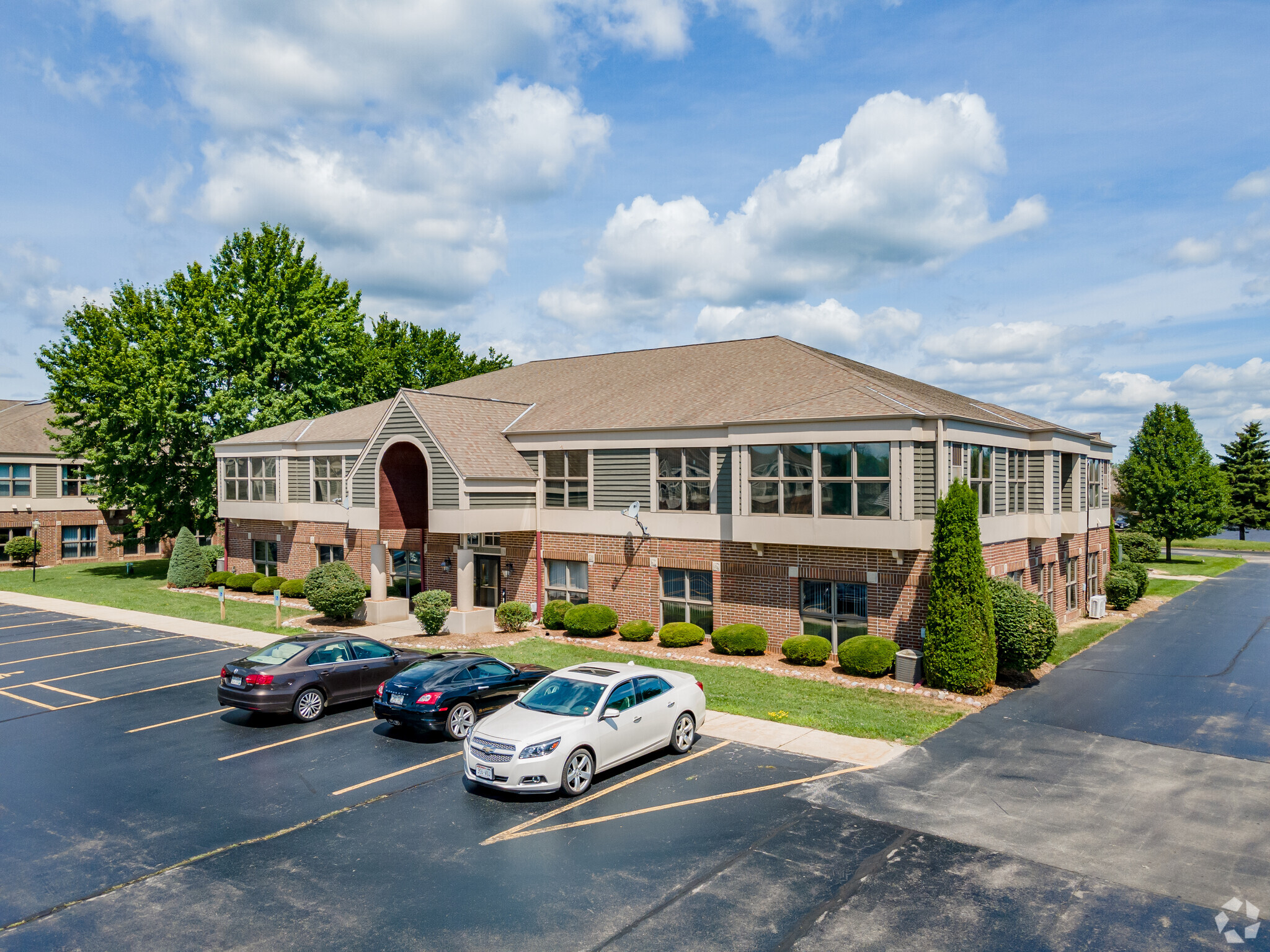 1001 W Glen Oaks Ln, Mequon, WI for lease Building Photo- Image 1 of 21