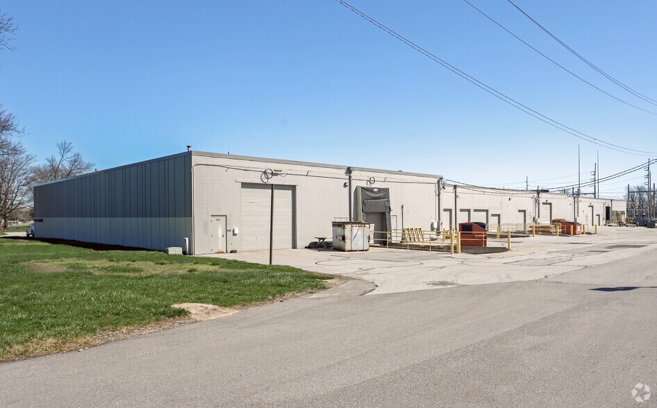 2321-2337 Executive Dr, Indianapolis, IN à louer - Photo du bâtiment - Image 2 de 2