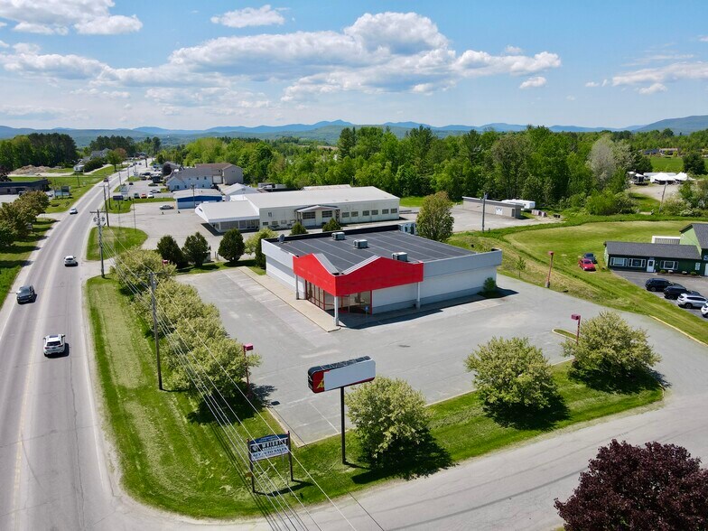 108 Community Dr, Newport, VT à vendre - Photo du bâtiment - Image 3 de 19