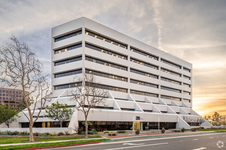 200 E Sandpointe Ave, Santa Ana, CA à louer - Photo du bâtiment - Image 3 de 10