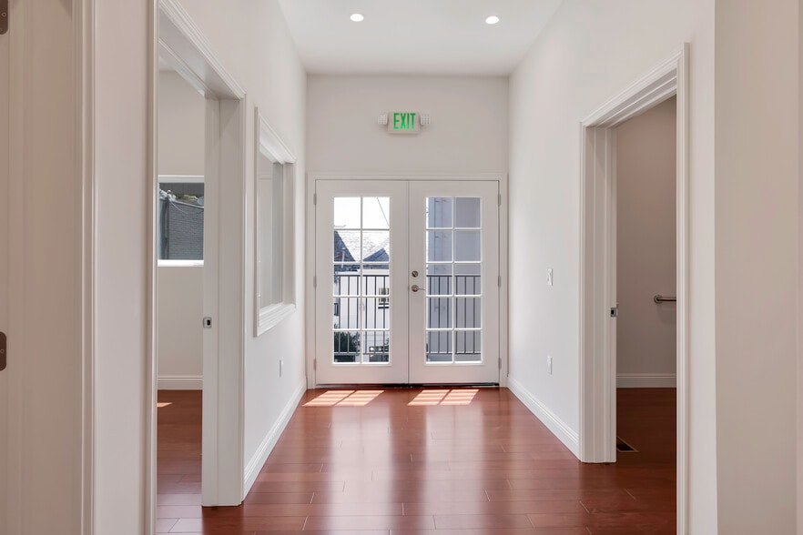 1112 N Sherbourne Dr, West Hollywood, CA for lease - Interior Photo - Image 2 of 29