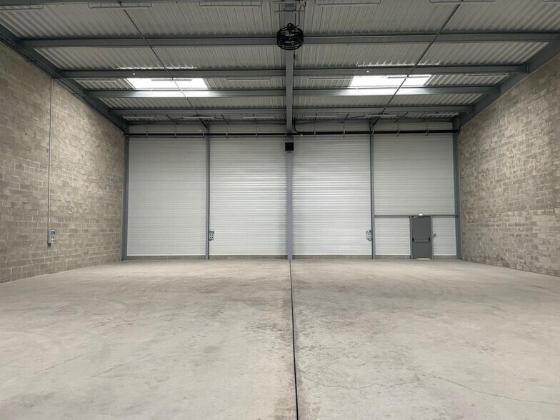 Industrial in Créteil for lease - Interior Photo - Image 3 of 6