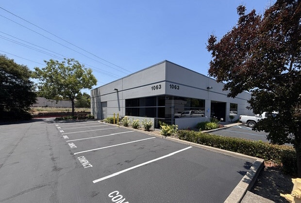 1063 Serpentine Ln, Pleasanton, CA for lease - Building Photo - Image 2 of 8