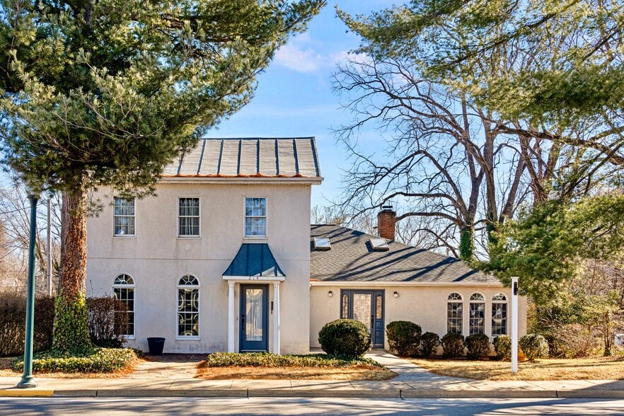 214 S Royal Ave, Front Royal, VA for sale - Primary Photo - Image 1 of 23