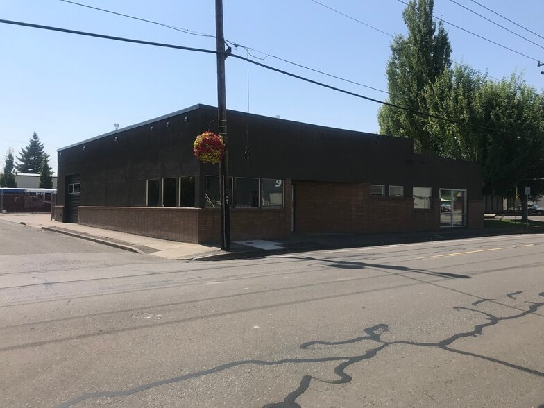 290 Young St, Woodburn, OR for lease - Building Photo - Image 2 of 5