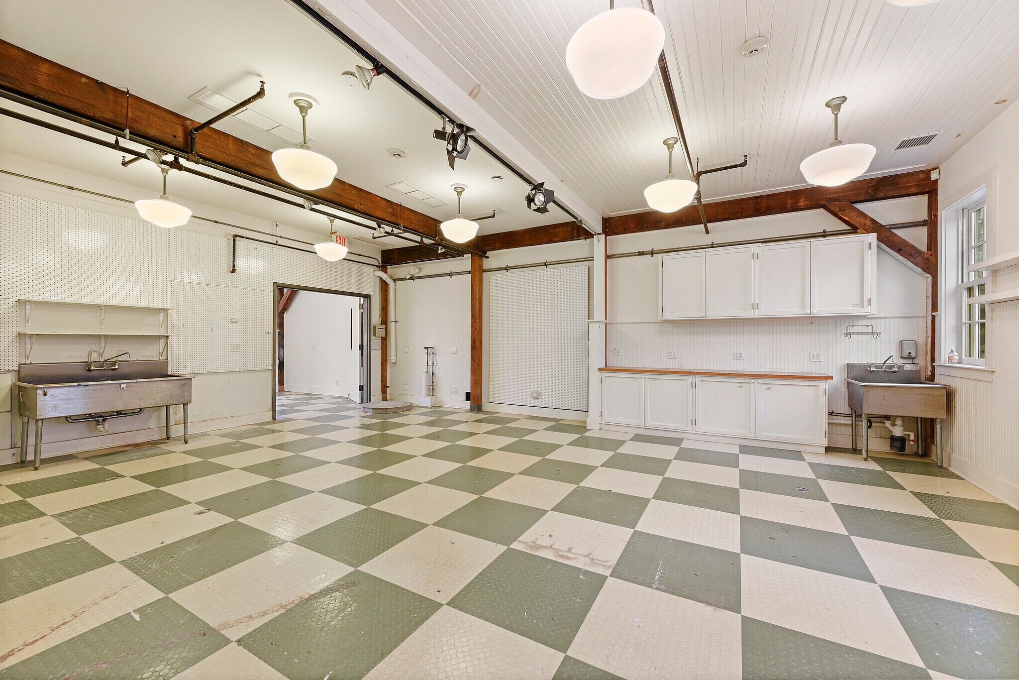 11 Indian Wells Hwy, Amagansett, NY for lease Interior Photo- Image 1 of 3