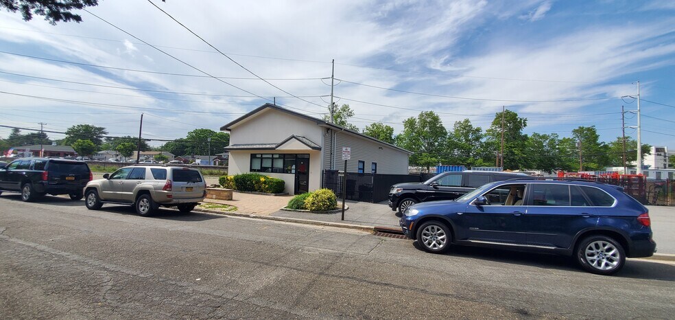 40 Willis Ave, Syosset, NY à louer - Photo du bâtiment - Image 2 de 13
