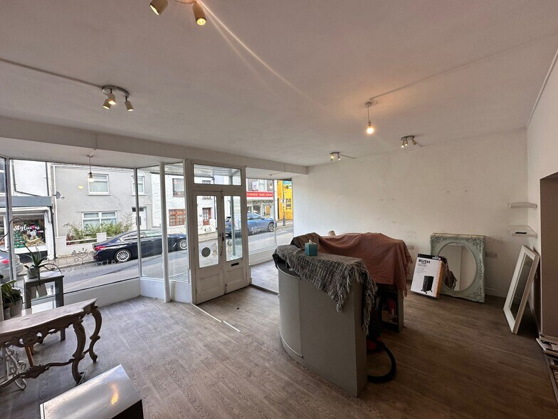 65-65a Newport Rd, Barnstaple à louer - Photo du bâtiment - Image 3 de 3