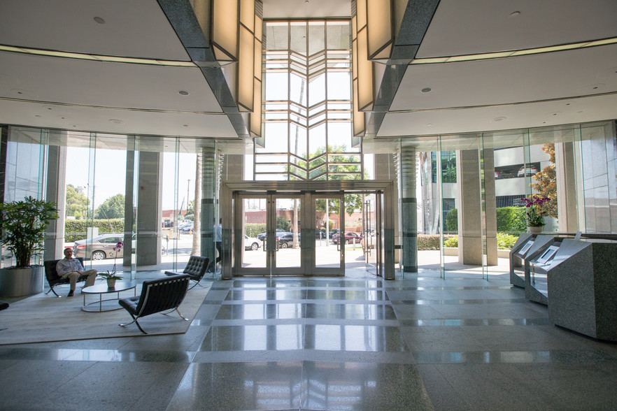 11400 W Olympic Blvd, Los Angeles, CA for lease - Lobby - Image 2 of 35