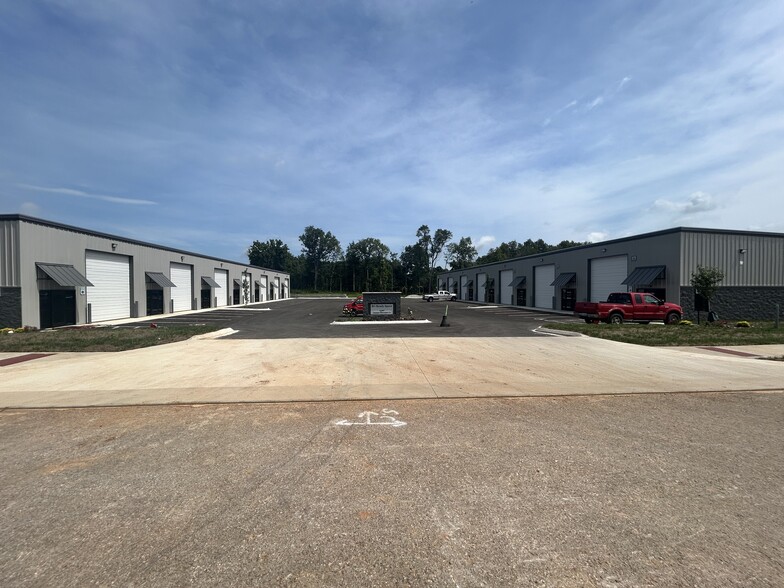 1590 James Stewart Lane, Bowling Green, KY for sale - Building Photo - Image 2 of 12