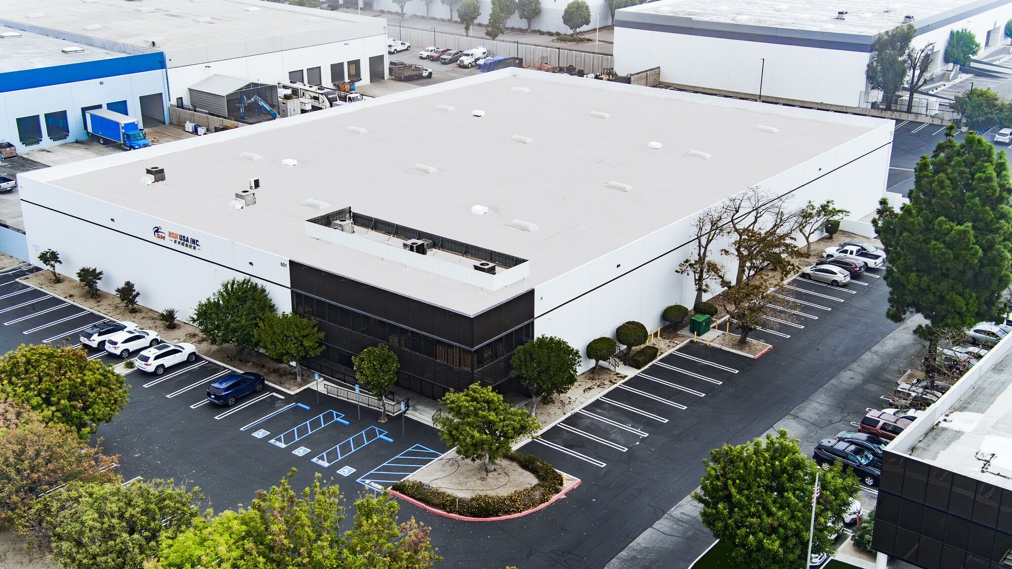 601 S Dupont Ave, Ontario, CA à louer Photo du bâtiment- Image 1 de 7