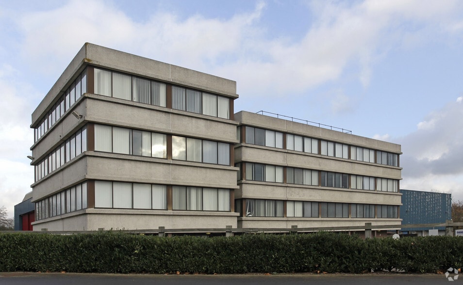 Beehive Ring Rd, Gatwick for lease - Primary Photo - Image 2 of 9