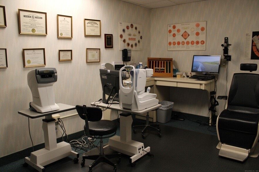 464 Wolcott Rd, Wolcott, CT for sale - Interior Photo - Image 3 of 6