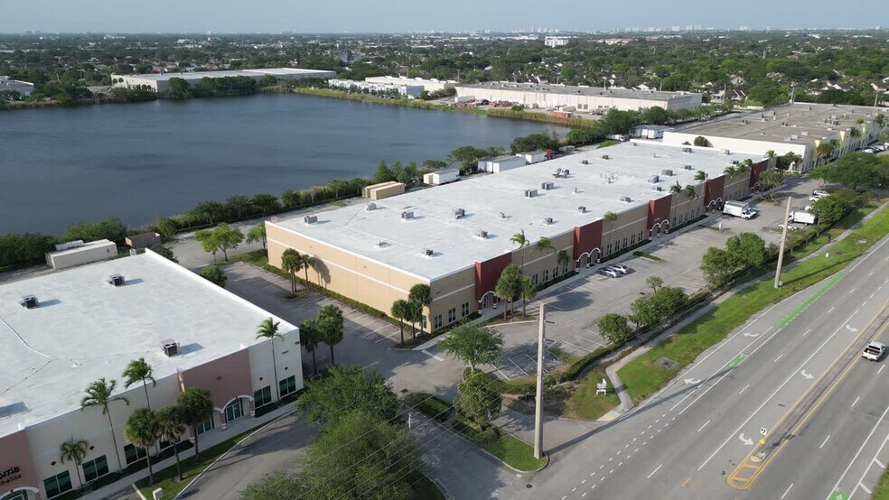 1501 Green Rd, Deerfield Beach, FL à louer - Vidéo sur l’inscription commerciale - Image 3 de 12