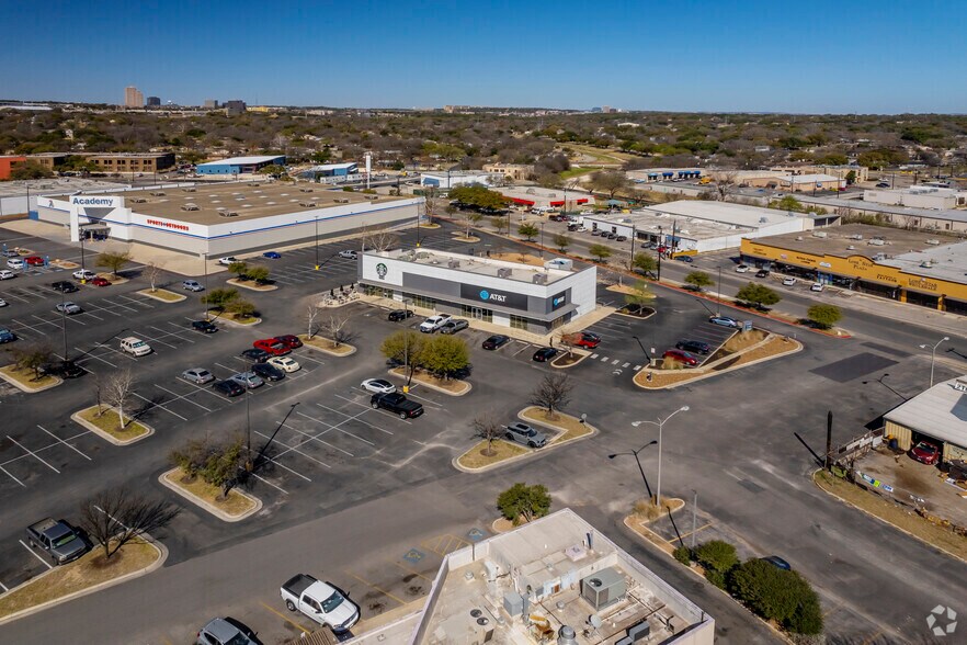 2639 NW Loop 410, San Antonio, TX à louer - Photo du bâtiment - Image 3 de 3