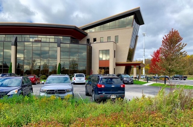 2210 Woodland Dr, Manitowoc, WI for lease - Building Photo - Image 2 of 17