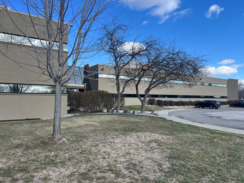 20300 W 12 Mile Rd, Southfield, MI à louer - Photo du bâtiment - Image 1 de 18
