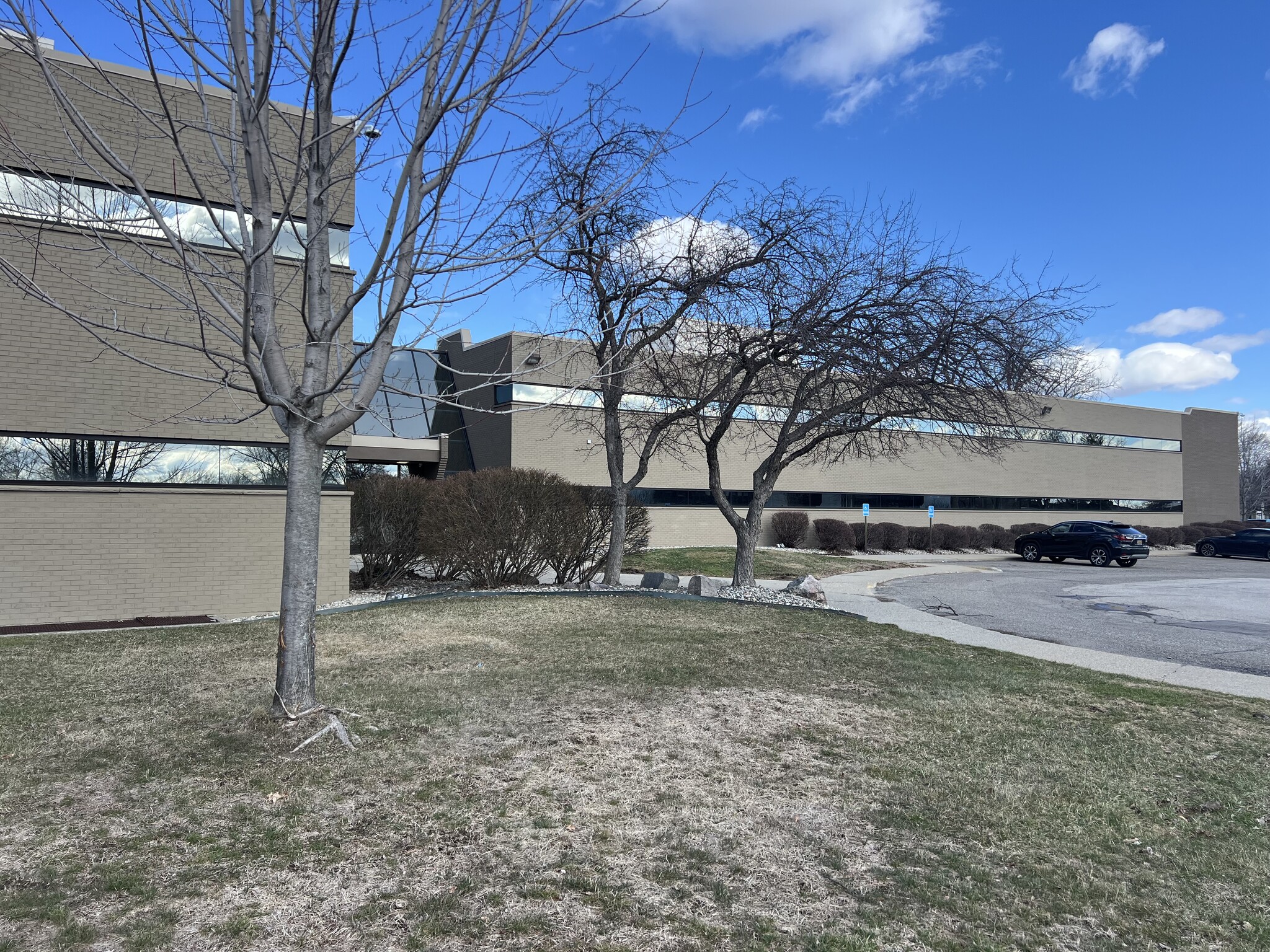 20300 W 12 Mile Rd, Southfield, MI for lease Primary Photo- Image 1 of 11