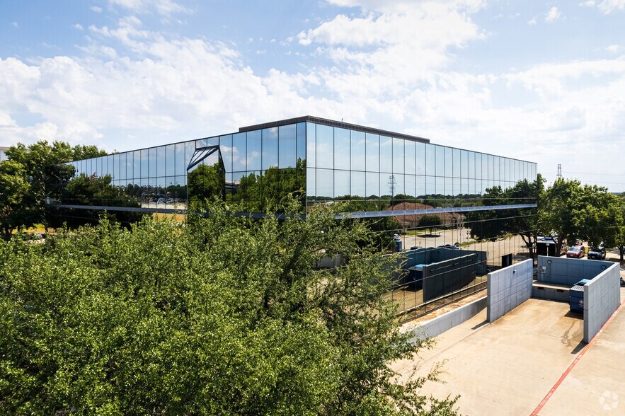 5068 W Plano Pky, Plano, TX à louer - Photo du bâtiment - Image 3 de 14