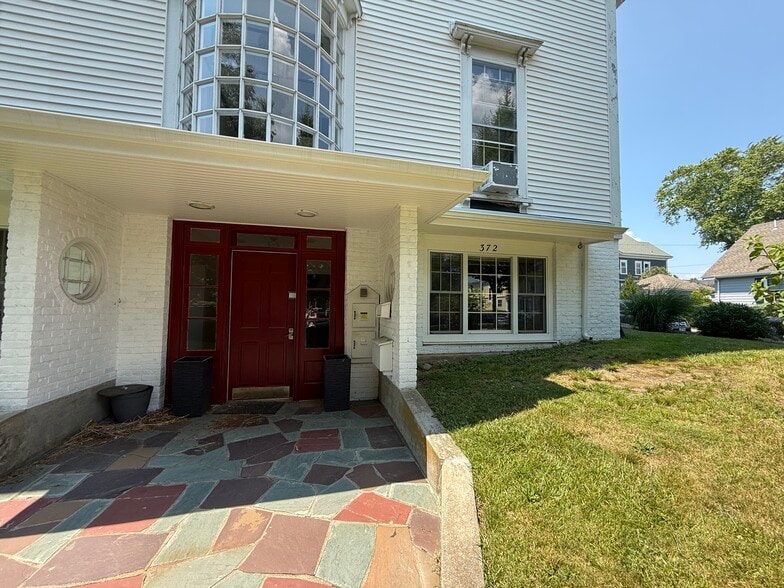 372 Broadway, Newport, RI for lease - Building Photo - Image 3 of 3