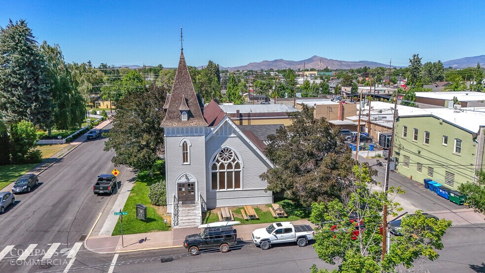 641 SW Cascade Ave, Redmond, OR à vendre - Photo du bâtiment - Image 3 de 23