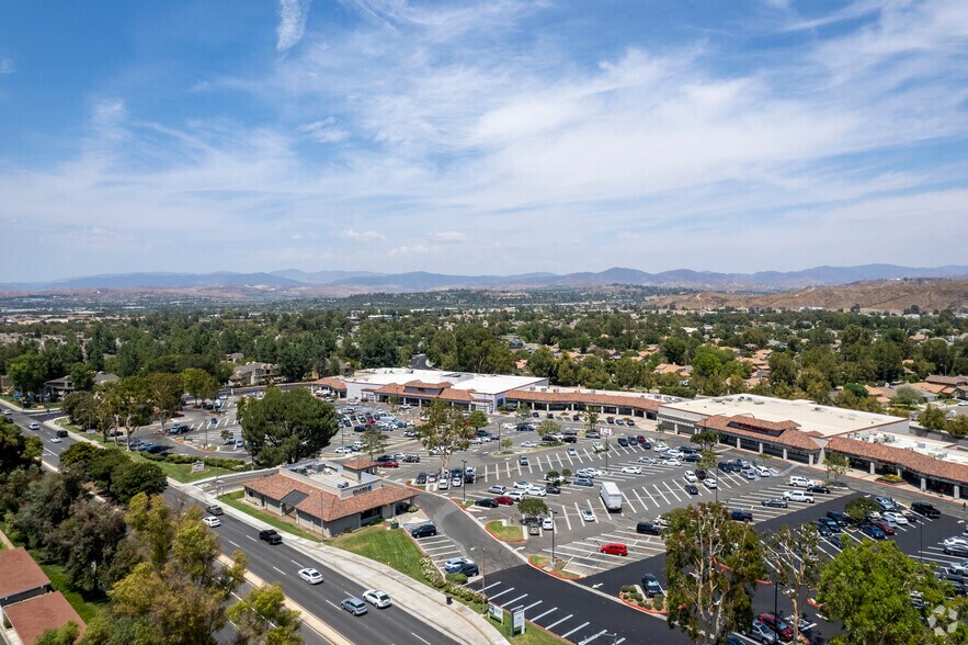 25882 McBean Pky, Valencia, CA à louer - Aérien - Image 3 de 3