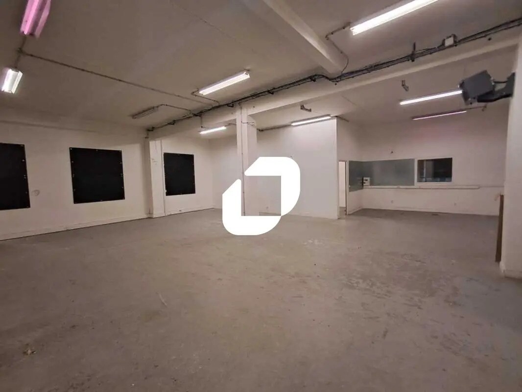 Office in Clichy for lease Interior Photo- Image 1 of 8