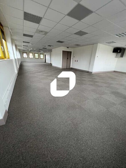 9 Rue Maryse Bastié, Bron for lease - Interior Photo - Image 2 of 6