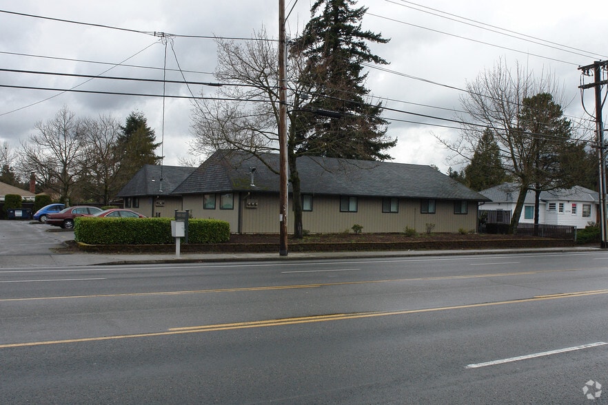 12707 NE Halsey St, Portland, OR for lease - Building Photo - Image 2 of 7