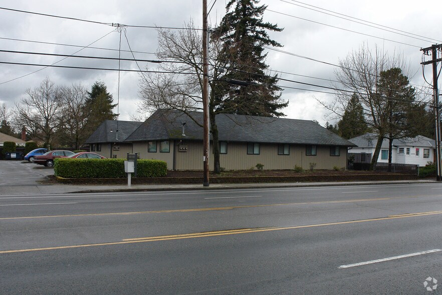 12707 NE Halsey St, Portland, OR à louer - Photo du bâtiment - Image 2 de 7
