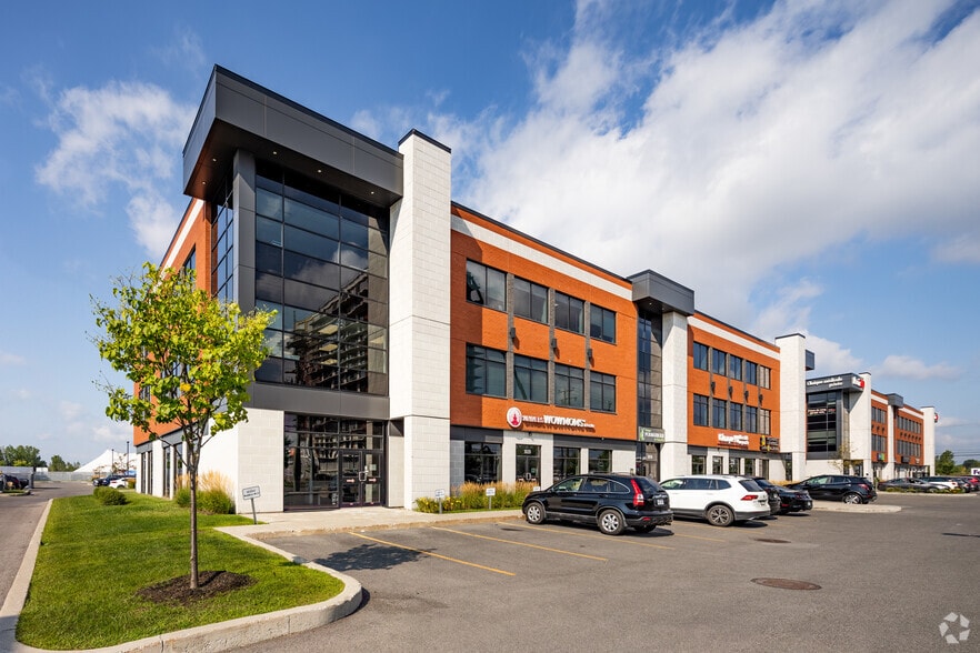 3000-3050 Boul Curé-Labelle, Laval, QC à louer - Photo principale - Image 1 de 6