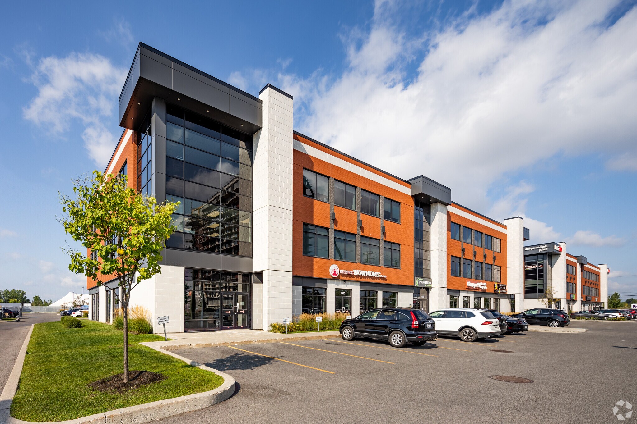 3000-3050 Boul Curé-Labelle, Laval, QC à louer Photo principale- Image 1 de 7