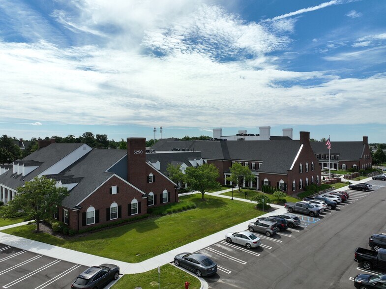 3250-3256 University Dr, Auburn Hills, MI à louer - Photo du bâtiment - Image 3 de 9
