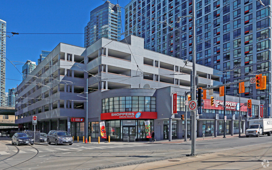 390 Queens Quay W, Toronto, ON à louer - Photo du bâtiment - Image 3 de 3