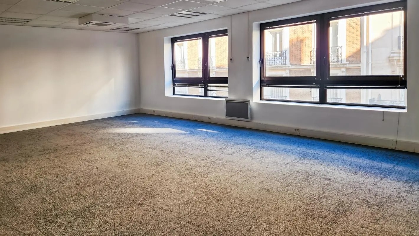 Office in Neuilly-sur-Seine for lease Building Photo- Image 1 of 10