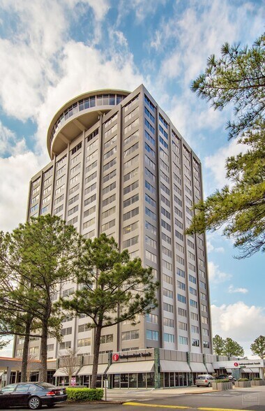 5050 Poplar Ave, Memphis, TN à louer - Photo du bâtiment - Image 3 de 7