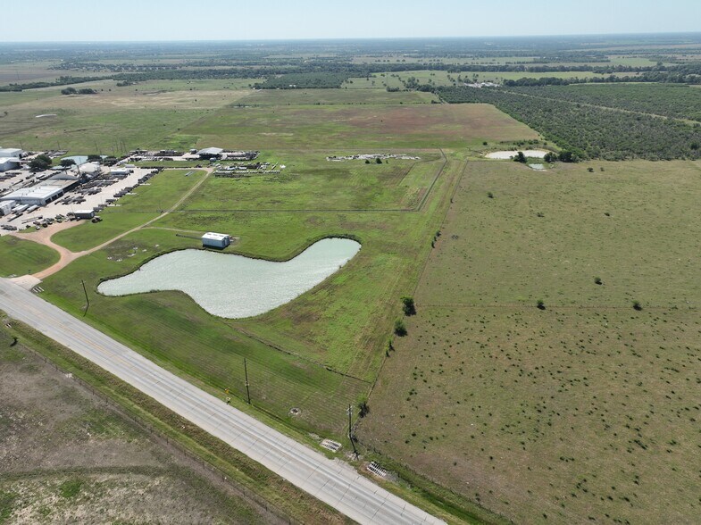 14177 E Ueckert Rd, Bellville, TX à vendre - Photo du bâtiment - Image 2 de 13