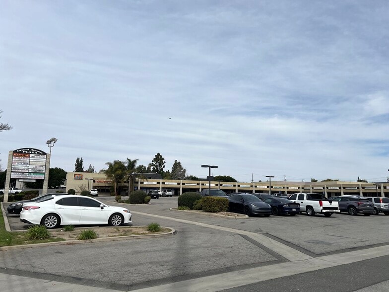 2521-2525 N Grand Ave, Santa Ana, CA for lease - Building Photo - Image 2 of 4