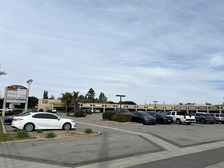 2521-2525 N Grand Ave, Santa Ana, CA à louer - Photo du bâtiment - Image 2 de 4