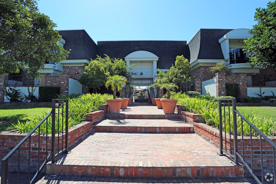 5200 Warner Ave, Huntington Beach, CA à louer - Photo du bâtiment - Image 3 de 11