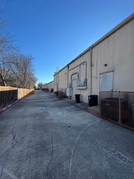 7010 American Way, Dallas, TX à louer - Photo du bâtiment - Image 3 de 6