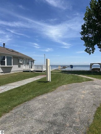 Plus de détails pour 10360 West Shore Dr, Houghton Lake, MI - Services hôteliers à vendre