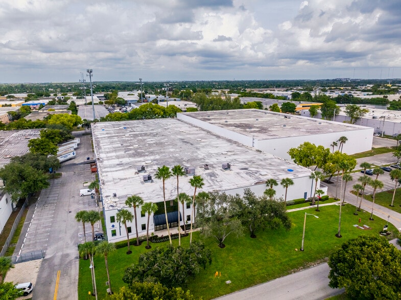 5255 NW 159th St, Miami Lakes, FL à louer - Photo du bâtiment - Image 2 de 4