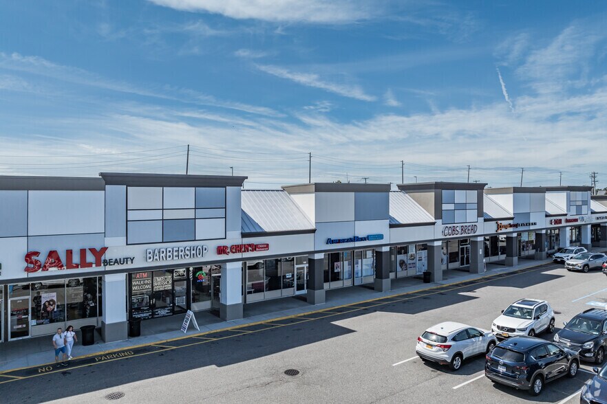 207-225 Glen Cove Rd, Carle Place, NY for lease - Building Photo - Image 2 of 5