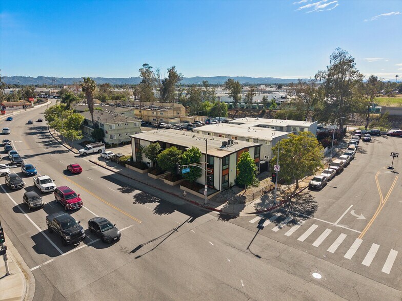 7559 Whitsett Ave, North Hollywood, CA à vendre - Photo du bâtiment - Image 2 de 16