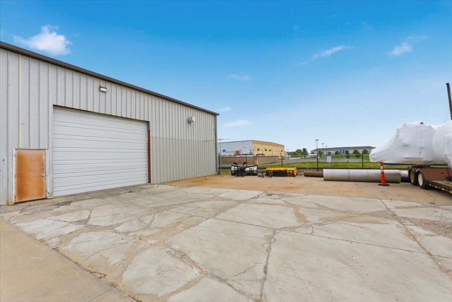 3211 Nebraska Ave, Council Bluffs, IA for lease - Building Photo - Image 3 of 10